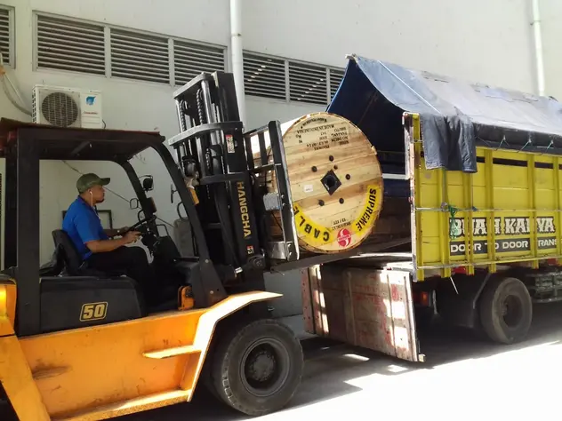 Penyewaan Truk Engkel Terdekat Jakarta Barat Untuk Ekspedisi, Memastikan Distribusi Barang Anda Tepat Waktu dan Aman