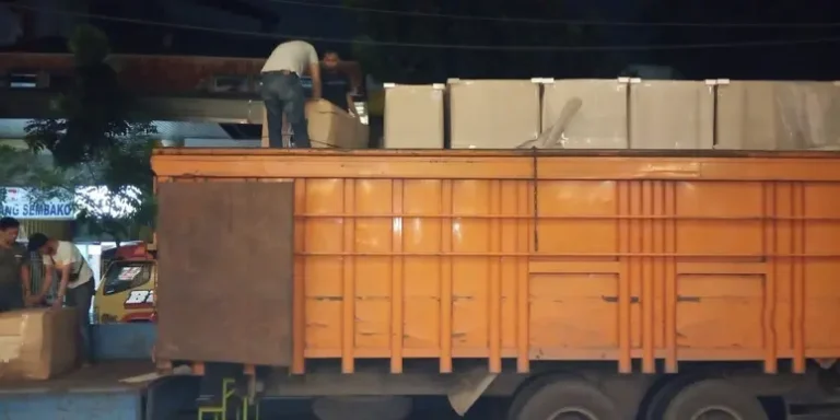 Rental Truk Ekspedisi Tujuan Jakarta Lumajang, bantu lancarkan distribusi garmen