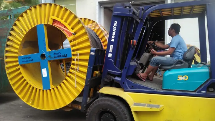 Sewa Truk Cargo, dukung proyek konstruksi & alat berat